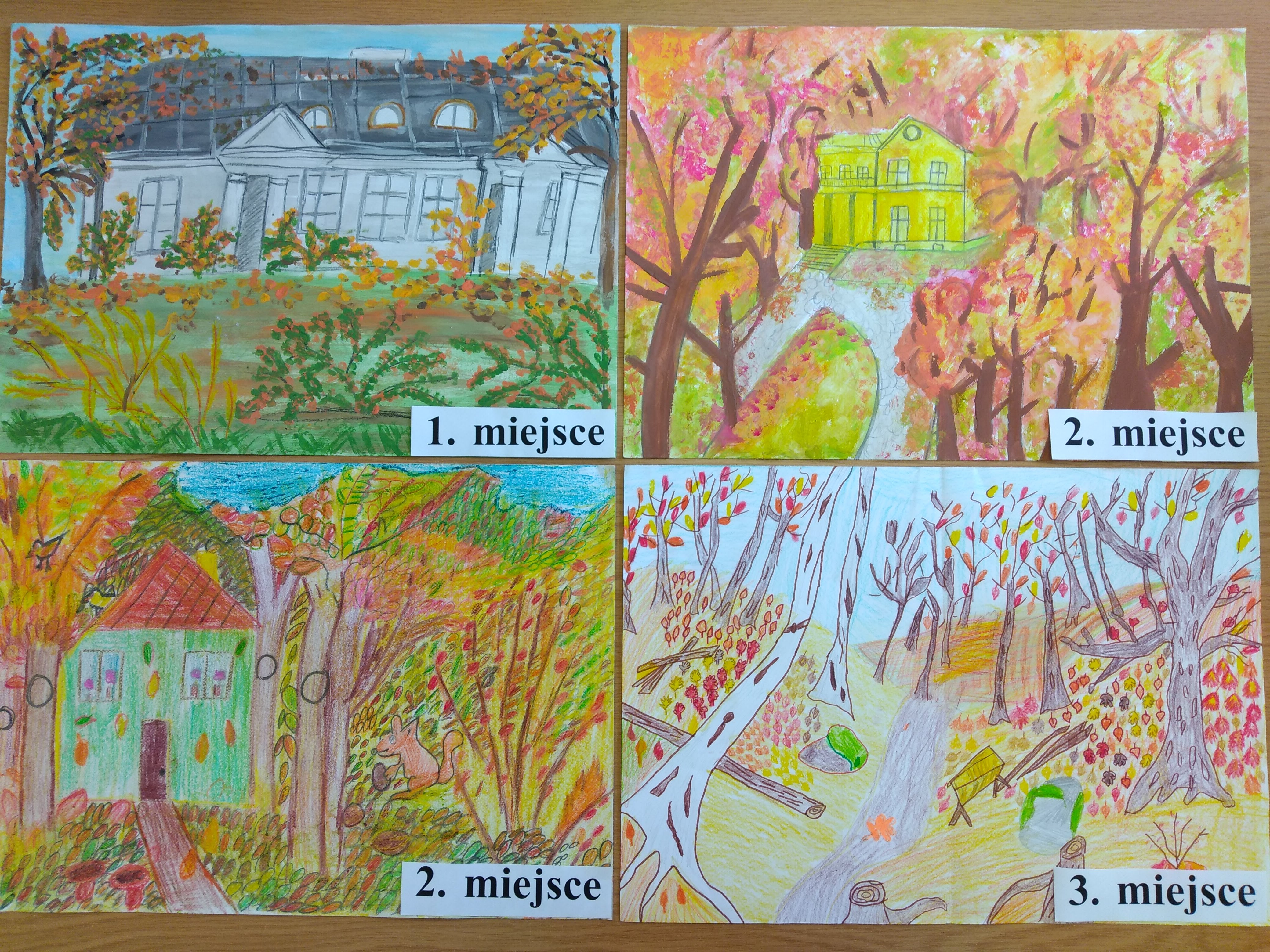 Na pracach są umieszczone tabliczki z numerami miejsc. W lewym górnym roku, w lewym dolnym roku oraz w prawym górnym roku  znajdują się prace na których centralną część zajmują budynki mieszkalne w szarym, żółtym i czerwonym kolorze, wokół nich są drzewa i krzewy w barwach jesieni. W prawym dolnym roku znajduje się praca ukazująca fragment parku w jesiennej kolorystyce.