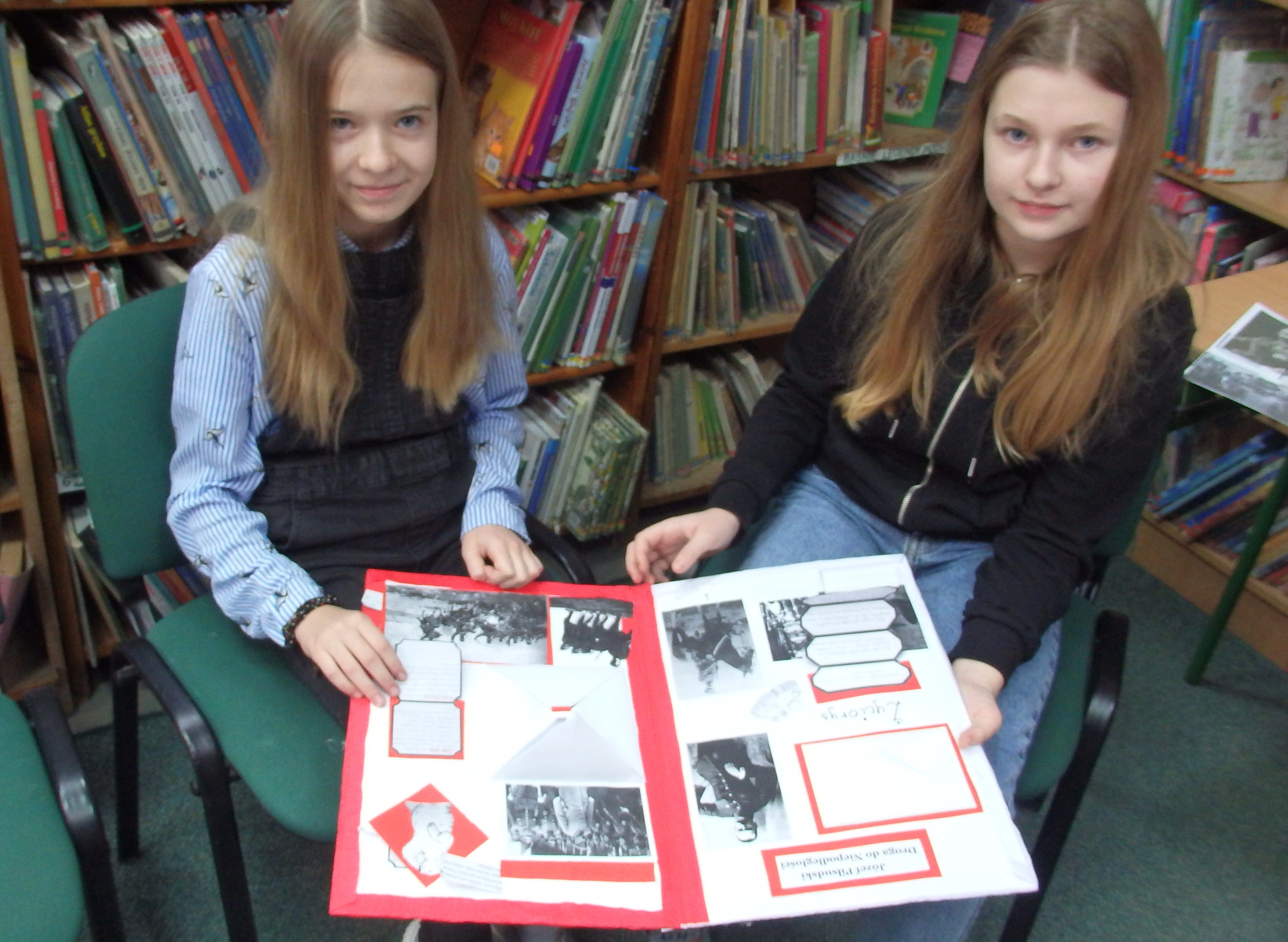 Dwie uczennice prezentują Lapbook o Józefie Piłsudskim. 